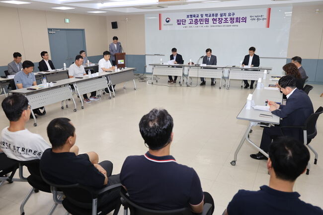 김태규 국민권익위원회 부위원장이 5일 경기도 파주 한국토지주택공사 파주사업본부에서 열린 '보행육교 및 학교 후문 설치 요구 집단 고충민원 현장조정회의'에서 발언하고 있다.