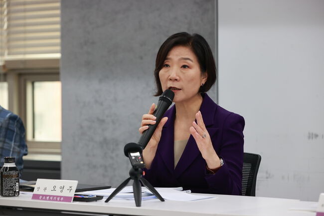 오영주 중소벤처기업부 장관이 5일 서울 마포구 드림스퀘어에서 열린 2024 전통시장 정책간담회에서 모두 발언을 하고 있다.&nbsp;