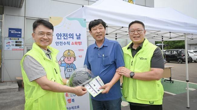 현대글로비스가 화물차 운전원 맞춤형 안전모를 개발해 자동차 운반트럭(카캐리어) 운전원들에게 지급했다고 5일 밝혔다.&nbsp;