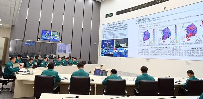이한경 행정안전부 재난안전관리본부장이 지난 4일 오후 정부세종청사 중앙재난안전상황실에서 7.04∼5일 호우 대비 관계기관 대책회의를 주재하고 있다. 