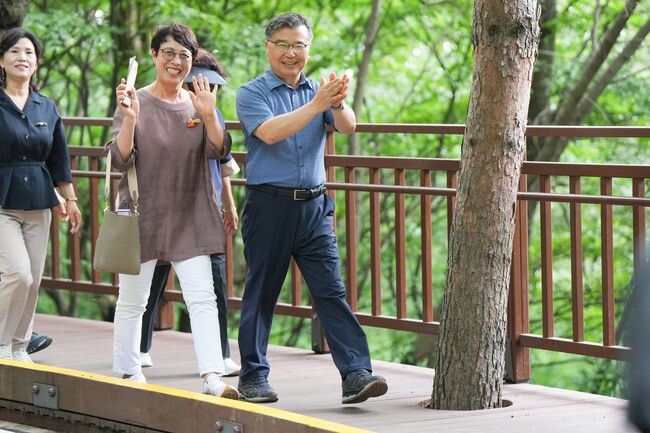 망우역사문화공원 안전보행로를 걷고 있는 류경기 중랑구청장과 주민들의 모습