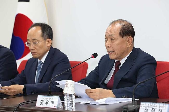 황우여 국민의힘 비대위원장이 4일 오전 서울 여의도 국회에서 열린 비상대책위원회의에서 발언하고 있다.