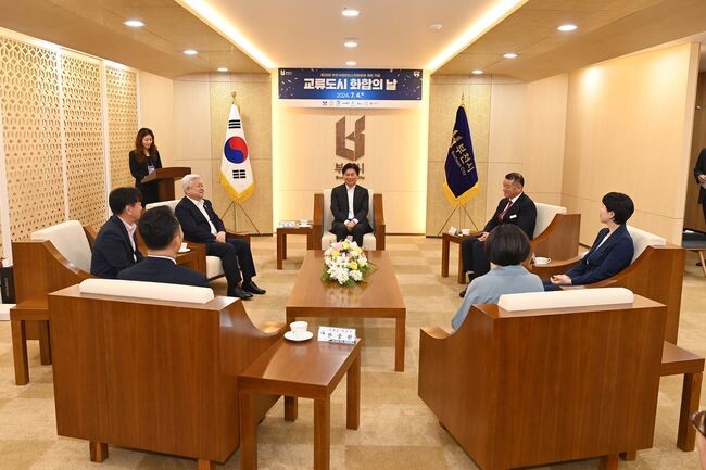 조용익 부천시장이 교류도시 대표단장을 접견하는 모습
