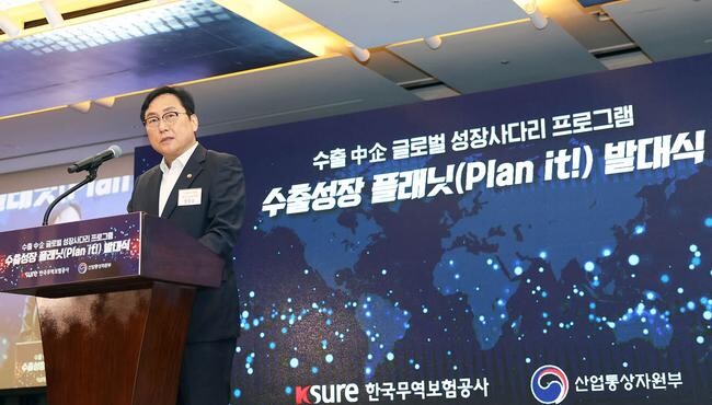 정인교 산업통상자원부 통상교섭본부장은 2024. 7. 8(월) 11:30 서울 중구 웨스틴조선호텔 오키드룸에서 장영진 한국무역보험공사 사장, 이호준 중견기업연합회 부회장, 정윤모 중소기업중앙회 부회장을 비롯한 중소&middot;중견기업 대표 등 관계자 100여명이 참석한 가운데 열린 「수출성장 플래닛 발대식」에 참석하여, 축사를 한 후 국내 수출 유망 중소&middot;중견기업에 대한 특별 무역금융지원 프로그램인 수출성장 플래닛 선정기업에게 인증서를 수여하였다.&nbsp;
