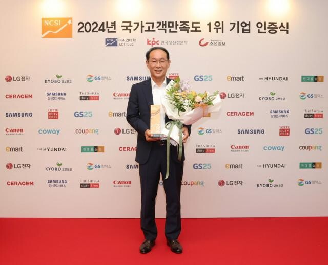 <span contenteditable="true">박정우 캐논코리아 대표이사가 국가고객만족도(NCSI) 복합기 부문 1위 수상 기념 촬영을 하고 있다