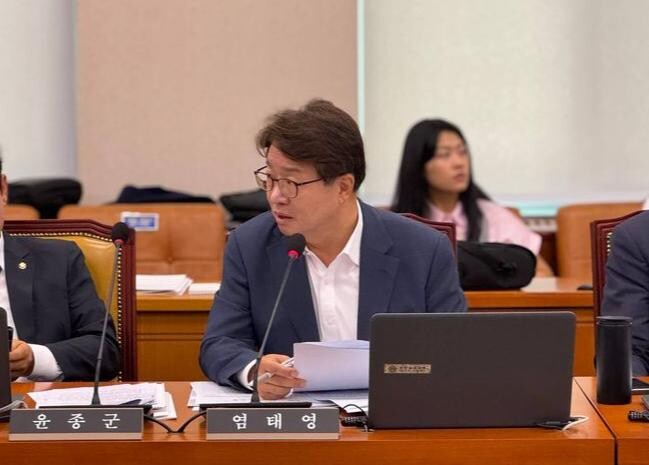 민주당 염태영 의원이 10일 국토위 업무보고에서 질의하고 있다