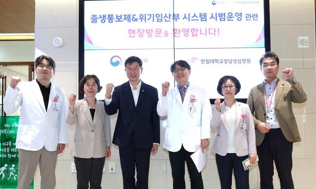 이기일 보건복지부 제1차관은 7월 10일 한림대학교강남성심병원(병원장 이동진)을 방문하여, 출생통보제와 위기임산부 지원시스템 시범운영 현황을 확인하고, 의료진과 병원 직원 등 현장의 의견을 청취하는 시간을 가졌다.