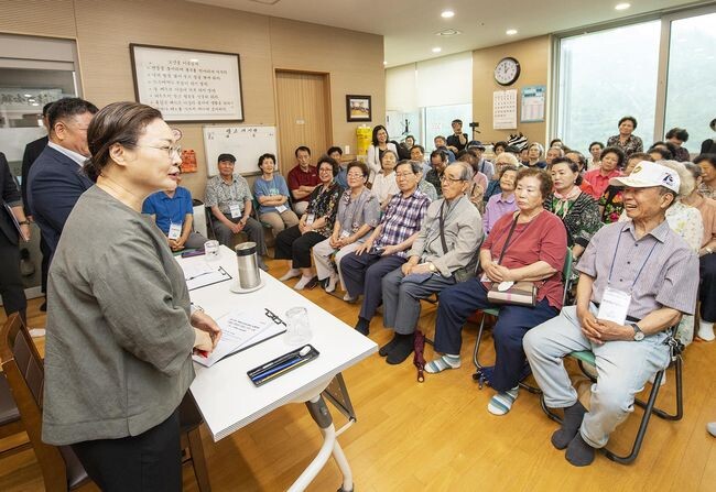 지난 9일 박희영 용산구청장(왼쪽)이 한강로동 한마음경로당에서 어르신께 인사하고 있다.