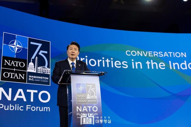 윤석열 대통령이 11일 NATO 퍼블릭 포럼 &lsquo;인도태평양 파트너십&rsquo; 세션에 참석, 기조연설을 하고 있다.&nbsp;