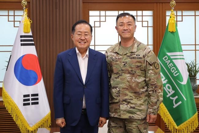 홍준표 대구광역시장은 지난 7월 11일(목) 오후 2시 30분 대구시청을 방문한 주한미군 제19지원사령관 진 H.박(Jin H.Pak) 준장과 면담했다.