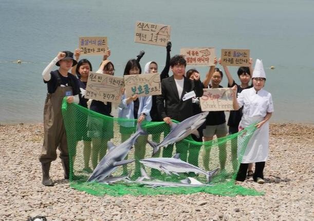 국내 서식하는 모든 상어종을 보호종으로 지정하라는 시민들의 퍼포먼스 