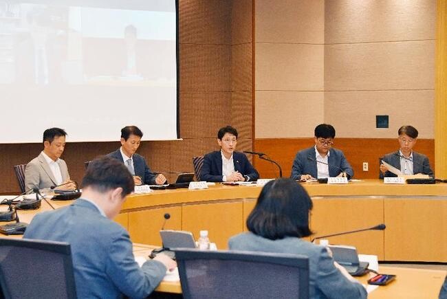 김윤상 기획재정부 차관이 7월 12일 오후 서울 서초구 서울지방조달청에서 열린 '2024년 제2회 재정운용전략위원회'를 주재, 모두발언을 하고 있다.&nbsp;