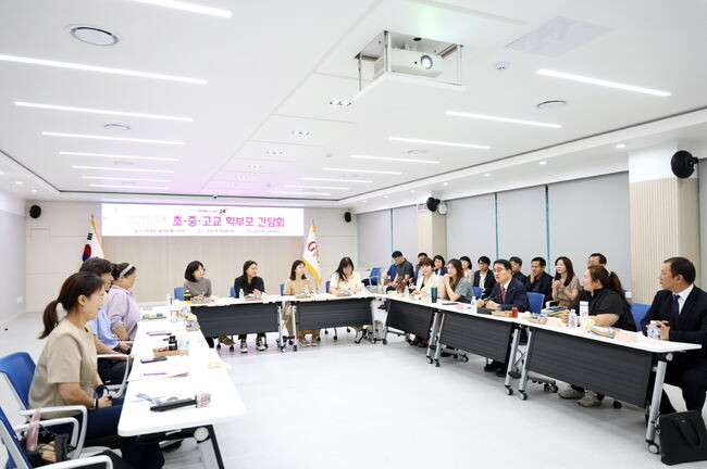 8일에 열린 학부모 간담회에서 문헌일 구로구청장(오른쪽에서 세 번째)이 학부모들의 질의에 답하고 있다.