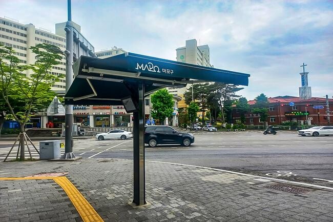 마포구, 도심 속 오아시스 '스마트 그늘막'으로 더위 피한다