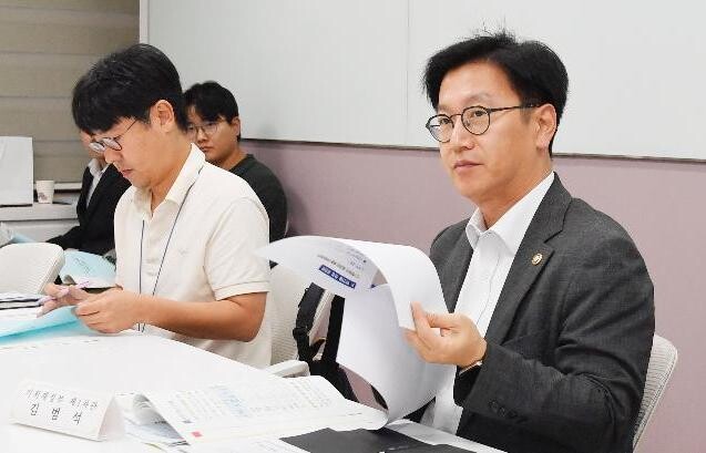 김범석 기획재정부 차관이 7월 17일 오전 서울 종로구 정부서울청사에서 열린 '제18차 일자리TF 회의'를 주재, 모두발언을 하고 있다.&nbsp;