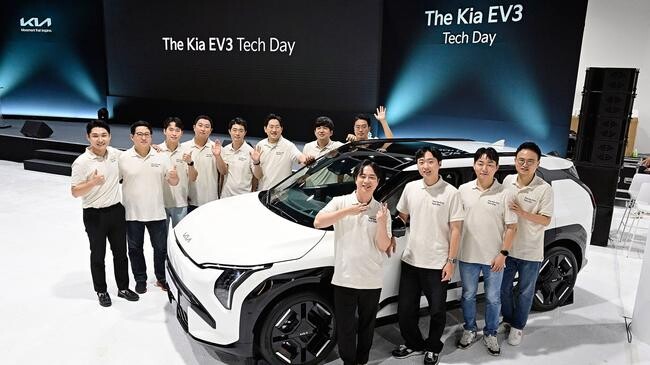더 기아 EV3 테크 데이에서 발표를 진행한 EV3 개발 담당 연구원들이 함께 기념 촬영을 하는 모습&nbsp;