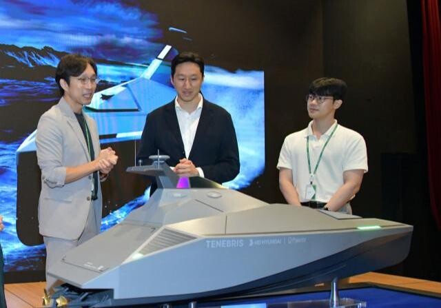 <span contenteditable="true">정기선 HD현대 부회장이 미래기술원 연구원들로부터 팔란티어와 공동개발 중인 무인수상정(USV) &lsquo;테네브리스&rsquo;에 대한 설명을 듣고 있다