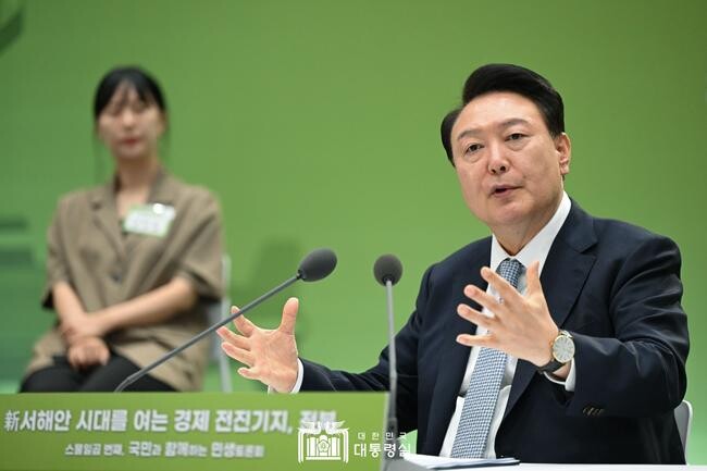 윤석열 대통령이 18일 오후 전북 정읍 소재 JB그룹 아우름캠퍼스에서 &lsquo;新서해안 시대를 여는 경제 전진기지, 전북&rsquo;을 주제로 스물일곱 번째 '국민과 함께하는 민생토론회'를 개최했다.&nbsp;