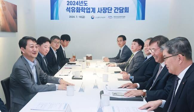 안덕근 산업통상자원부 장관은 2024. 7. 19(금) 10:00 서울시 중구 달개비 컨퍼런스하우스에서 신학철 LG화학 부회장, 강길순 대한유화 사장, 이훈기 롯데케미칼 사장, 나경수 SK지오센트릭 사장, 이유진 여천NCC 사장, 고영규 HD현대케미칼 대표, 엄찬왕 한국석유화학협회 부회장을 비롯한 관계자 등이 참석한 가운데 &lsquo;석유산업 경쟁력 강화방안 협의체 출범 이후 그간 준비해온 석유화학산업 경쟁력 강화 방안(案)에 대한 기업들의 의견을 수렴&rsquo;하기 위해 열린 「석유화학업계 간담회」를 주재하고, 인사말을 한 후 석유화학산업 위기 극복 방안을 논의했다.&nbsp;