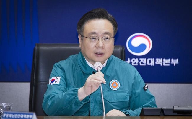 의사 집단행동 중앙재난안전대책본부는 18일 오전 9시 조규홍 제1차장 주재로 회의를 개최하여 ▲의료계 집단행동 대응 상황, ▲비상진료체계 운영 현황을 점검했다.