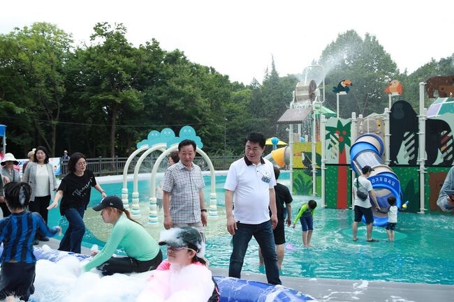 관악산공원 물놀이장을 살펴보고 있는 박준희 관악구청장