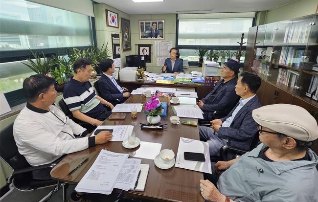 김기덕 시의원이 17일 제11대 의회 후반기를 맞아, 서울시의회 의원회관 연구실에서 지역구인 마포지역 신문사와의 시의회 후반기 의정방향 보고 간담회를 개최했다. 