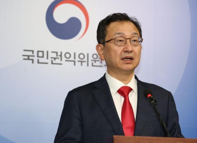 국민권익위는 청탁금지법상 음식물 제공 가액 한도를 현행 3만원에서 5만원으로 상향하도록 하는 건의안을 의결했다고 밝다. 정승윤 국민권익위원회 부위원장이 22일 정부세종청사에서 이날 열린 전원위원회 심의·의결 결과를 발표하고 있다.
