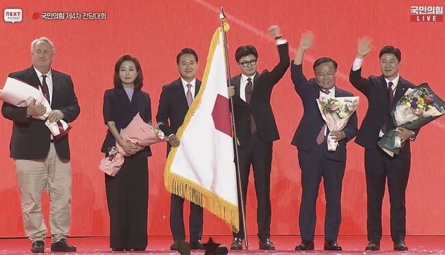 한동훈 국민의힘 신임 당대표가 23일 오후 경기 고양시 일산서구 킨텍스에서 열린 국민의힘 제4차 전당대회에서 당기를 들고 있다.&nbsp;