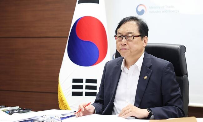 정인교 산업통상자원부 통상교섭본부장은 2024. 7. 24(수) 14:00 서울 중구 대한상공회의소 회의실에서 미국, 중국, 아세안, EU, 중동 등 산업부 소속 수출지역 담당관이 온&middot;오프라인으로 참석한 가운데 열린 「제7차 수출지역 담당관 회의」를 주재하고, 주요 지역별 수출상황 점검 및 지역별 수출활력제고 방안을 논의했다.&nbsp;