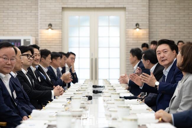 윤석열 대통령이 24일 서울 용산 대통령실 앞 파인그라스에서 국민의힘 한동훈 대표, 추경호 원내대표 등 신임 지도부 및 당 대표 후보 출마자들을 초청해 만찬을 함께 하고 있다.