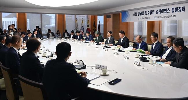 안덕근 산업통상자원부 장관은 2024. 7. 25(목) 15:30 서울 중구 대한상공회의소에서 김상협 탄소중립녹색성장위원회 위원장, 최태원 대한상공회의소 회장을 비롯한 정부, 경제단체, 업종별협회, 지원기관 관계자 등이 참석한 가운데 &lsquo;산업 공급망에 대한 글로벌 탄소규제에 효과적으로 대응&rsquo;하기 위해 열린 「산업 공급망 탄소중립 얼라이언스 출범회의」에 참석하여, 개회사를 한 후 글로벌 탄소규제 및 국내 대응현황 등을 논의하고, 산업 공급망 탄소중립 얼라이언스 출범식을 가졌다.&nbsp;