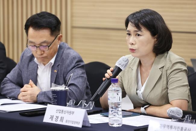제경희 산업통상자원부 중견기업정책관은 2024. 7. 26(금) 16:00 서울 마포구 중견기업연합회 중강당에서 법무부, 관세청 등 관계부처와 중견기업연합회, KOTRA, 한국무역협회를 비롯한 유관기관 및 기업 대표 등 관계자가 참석한 가운데 열린 「제1차 중견기업 수출기업 전환 지원단 전체회의」에 참석하여, 인사말을 한 후 2024년도 상반기 지원단 추진성과 점검 및 향후 개선방안 등을 논의했다.&nbsp;