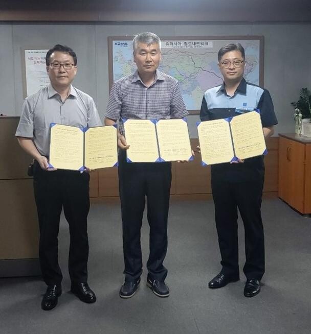 지난 22일 체결된 노숙인 일자리 창출 업무 협약(왼쪽부터 김정재 가나안쉼터 원장, 김철수 동대문구 사회복지과장, 김형구 청량리역장)&nbsp;