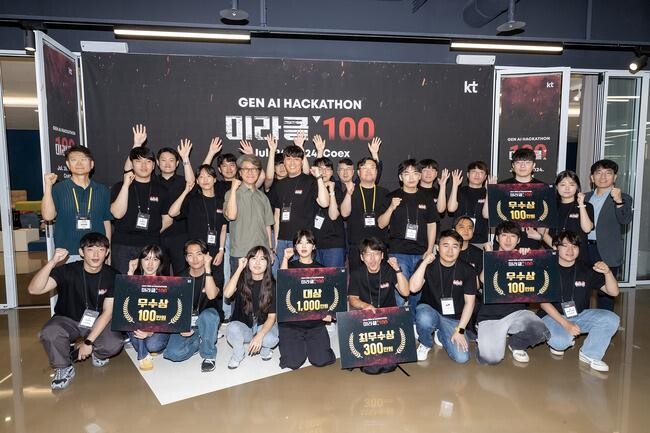 26일 코엑스 스타트업 브랜치에서 진행된 ‘KT 미라클100 2024 데모데이’에서 참가자들이 심사위원과 단체 사진을 촬영하고 있다. 