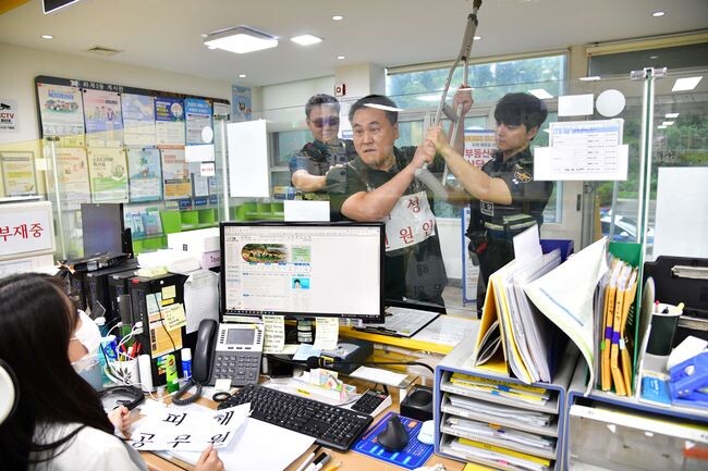 민원담당 공무원이 관할 지구대 경찰관과 함께하는 모의훈련 장면