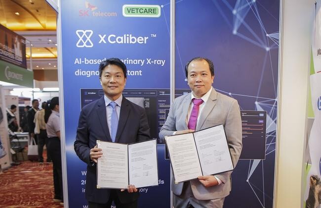 지난 19일 말레이시아 쿠알라룸푸르 글로벌 반려동물 포럼 &lsquo;FASAVA Congress 2024&rsquo;에서 장동일 SKT 엑스칼리버 글로벌팀장(사진 왼쪽)과 리우 창 할(Dr. Liu Chang Hair) 마이벳케어 사업총괄이 계약을 체결하고 기념 촬영을 하고 있는 모습&nbsp;