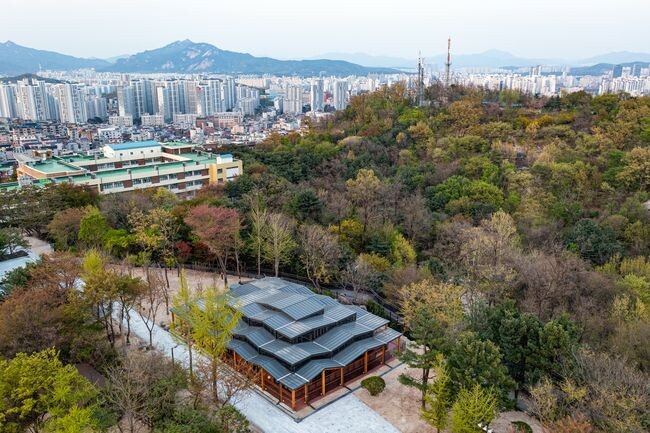 &lsquo;전국에서 가장 아름다운 도서관&rsquo;이라는 별명이 있는 성북구 오동숲속도서관이 서울특별시가 주관하는 &lsquo;제42회 서울특별시 건축상&rsquo;에서 최우수상을 수상했다. 소음과 먼지로 인해 가동이 중지되었던 목재 파쇄장 부지를 활용한 친환경 건축물로 오동근린공원 자락길을 형상화한 독특하고 아름다운 외관, 통창을 통해 숲을 도서관 내부까지 끌어들인 구조로 성북구 뿐만 아니라 전국의 시민이 찾는 명소가 되었다