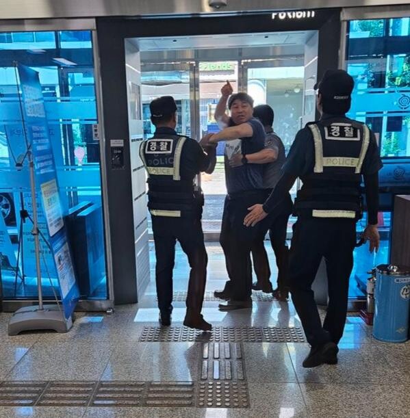 나주시가 최근 시청 민원실에서 특이 민원 상황 대응 모의훈련을 실시하고 있다.