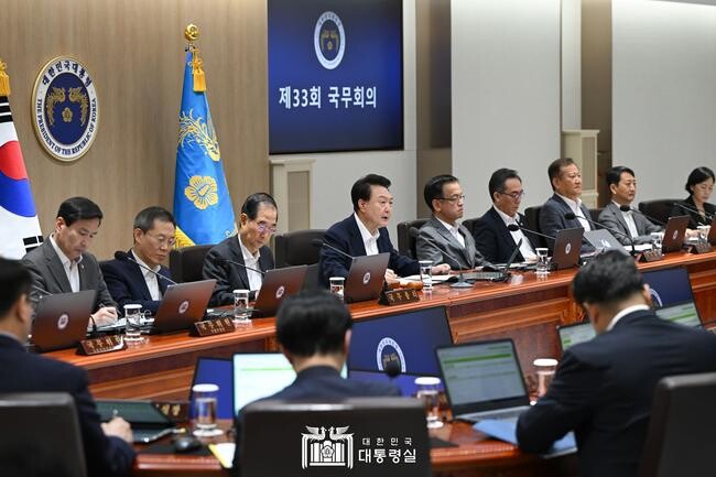 윤석열 대통령이 30일 서울 용산 대통령실 청사에서 열린 국무회의를 주재하고 있다. &nbsp;
