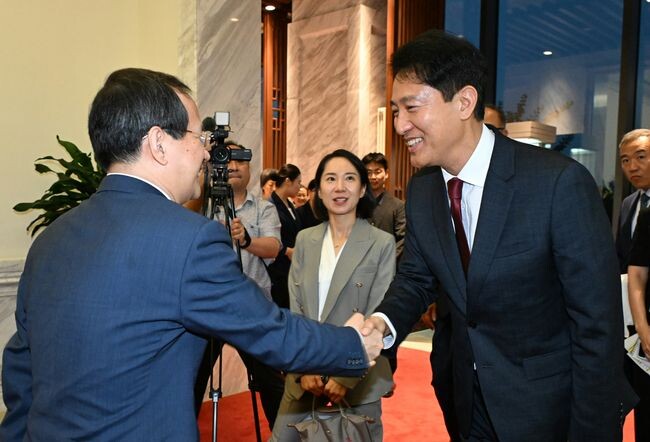 오세훈 서울시장이 7월 30일 오후(현지시간) 베이징시 인민정부청사에서 인 융 베이징시장을 만나 미래지향적 교류방안을 모색했다. 이번 면담은 6년만에 열린 양국 수도 고위급 만남이다.