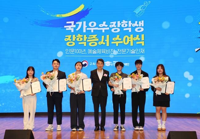 이주호 부총리 겸 교육부 장관은 지난 30일, 대한상공회의소에서 열린 2024년 우수학생 국가장학사업 신규 장학생 장학증서 수여식에 참석했다.&nbsp;