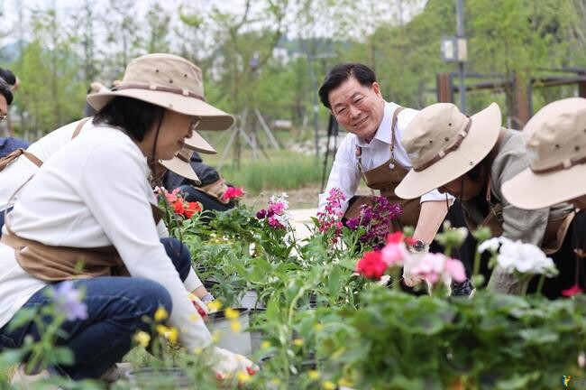 손닿는 곳이 바로 내 정원…광명시 시민정원사 인기