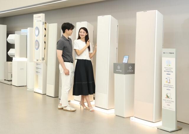 <span contenteditable="true">삼성스토어 서초에서 소비자들이 비스포크 무풍갤러리를 체험하고 있다