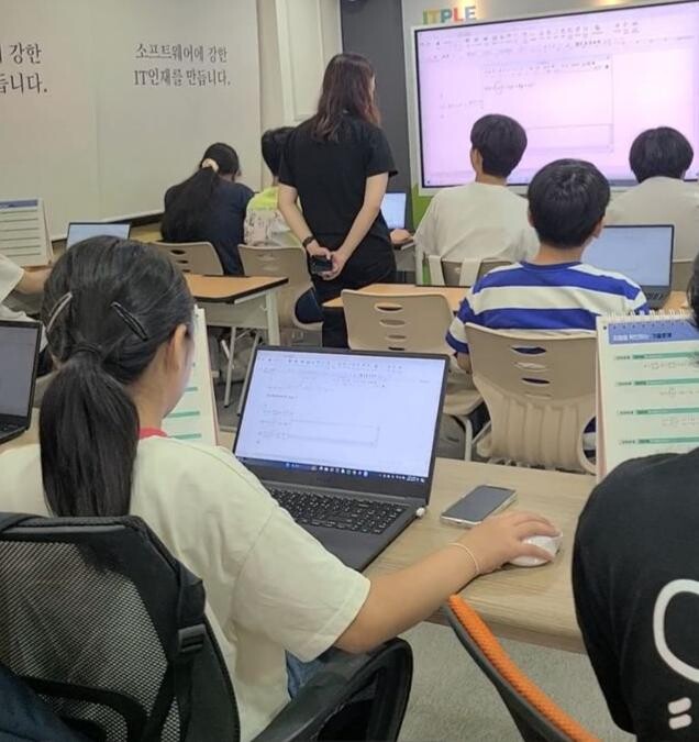 코딩교육받는 학생들