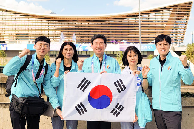 이상일 용인특례시장과 시 대표단이 8일(현지 시각) 오전 파리 올리픽 아쿠아텍 센터를 찾아 시설물을 참관하며 용인 반다비 체육센터 건립 벤치마킹에 나섰다.