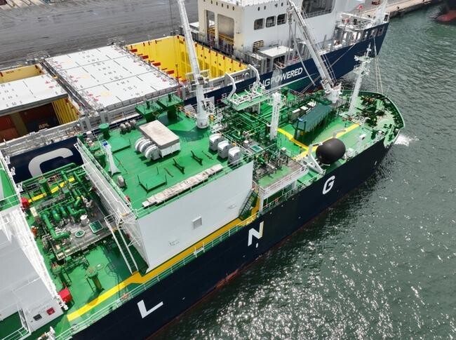 가스공사, 국내 최초 컨테이너선 'LNG 벙커링 동시작업' 성공