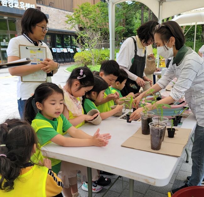 내가 GREEN 중랑; 패션이스탑 &lsquo;제주 토종종자로 심은 모종 나눔 모습