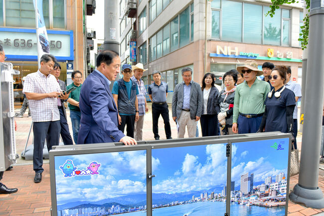 태양광 자동접이식 생활쓰레기 수거함 준공 현장&nbsp;