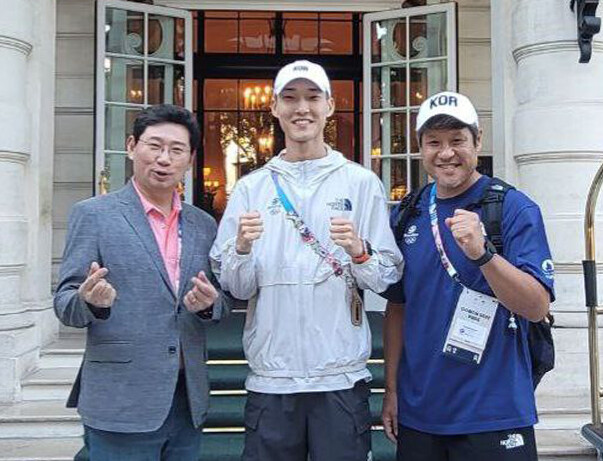 이상일 용인특례시장은 11일 오전(프랑스 파리 현지시각) 용인특례시 소속 우상혁 선수와 김도균 한국 육상 수직도약팀 코치와 조찬을 함께 하면서 우 선수의 다음 도전을 응원했다.