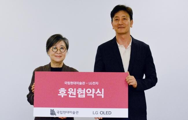 LG전자가 국립현대미술관(MMCA)과 손잡고 한국 현대미술의 예술적 가치를 알린다. 사진은 왼쪽부터 국립현대미술관 김성희 관장, LG전자 오승진 한국HE/BS마케팅담당